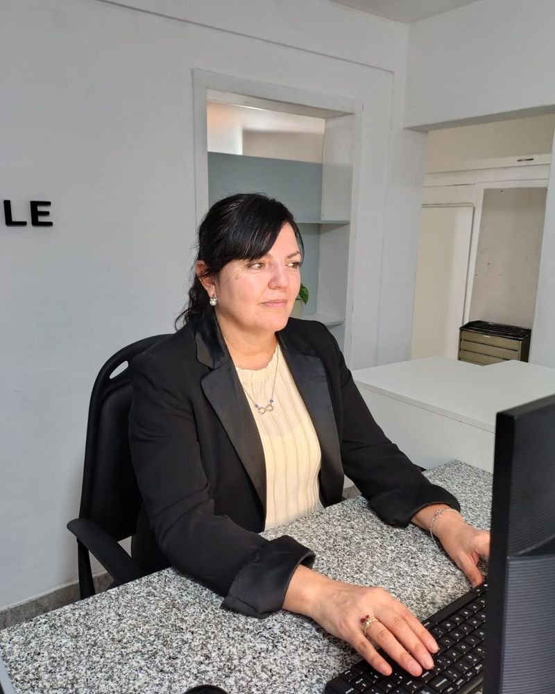 Integrante del equipo del Estudio Patricia Pérez trabajando en la computadora